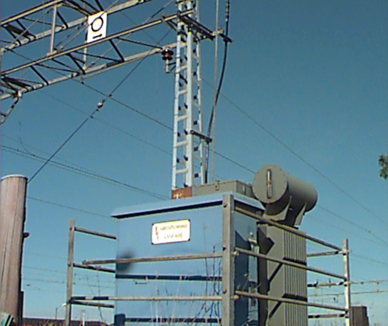 Transformator tilkoblet kontaktledning for togvarmeanlegg ved Trondheim stasjon.