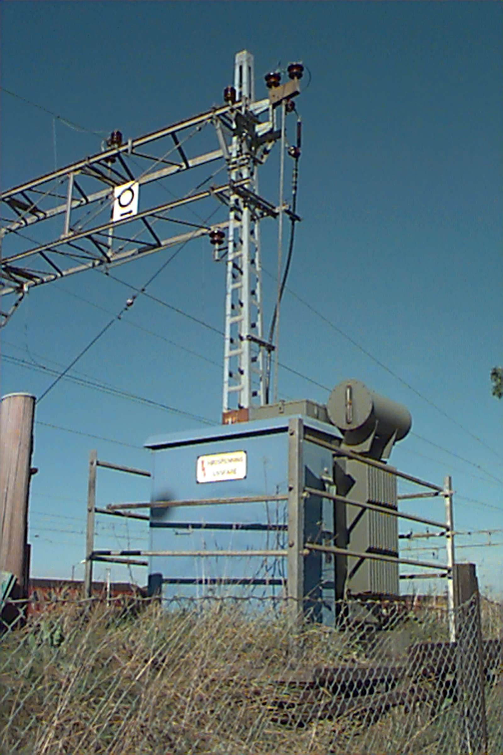 Transformator tilkoblet kontaktledning for togvarmeanlegg ved Trondheim stasjon.