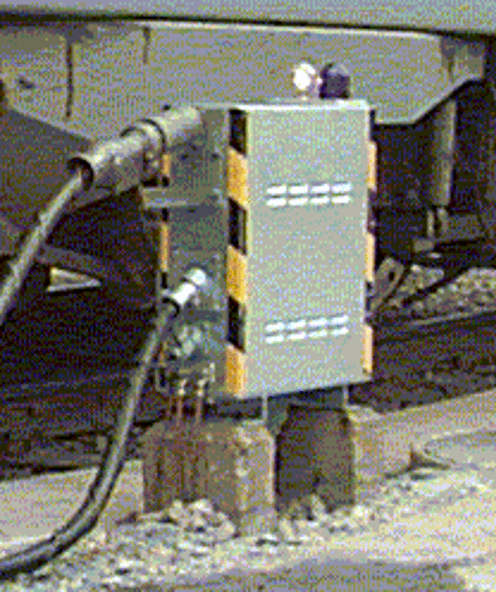 Svensk togvarmepost med kabel tilkoblet tog og driftsstatuslampe på toppen.