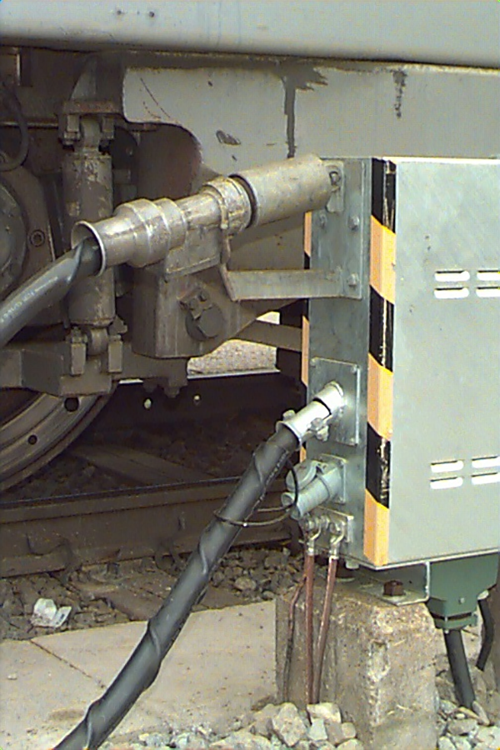 Stikker plassert i blindkontakt på siden av togvarmepost for oppheng i spenningsløs tilstand.