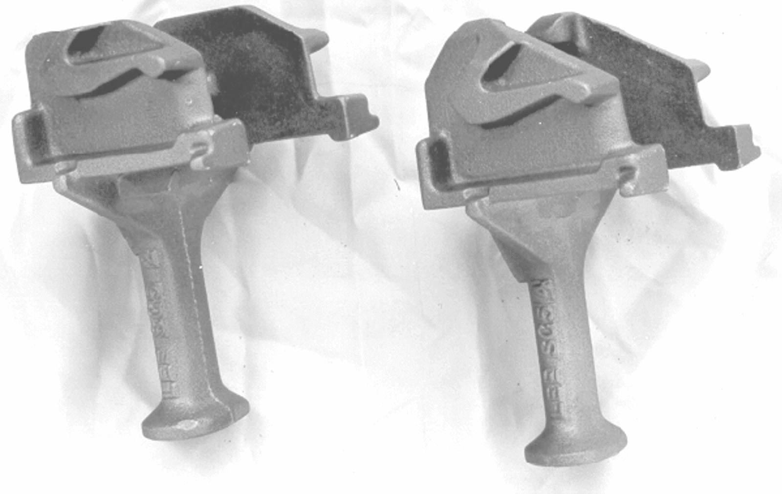 To innstøpte anker for Pandrol-befestigelse, ett for åpen linje og ett for sporvekselområder.