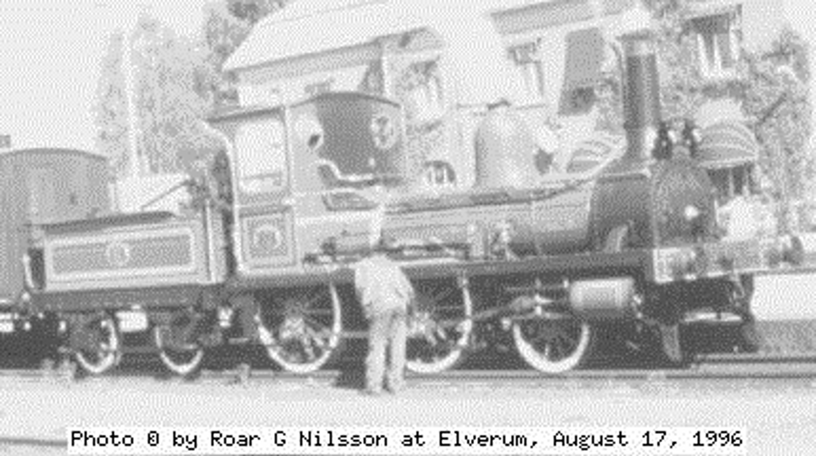 Damplokomotiv av typen Stephenson type 2a på skinner med person i forgrunnen.