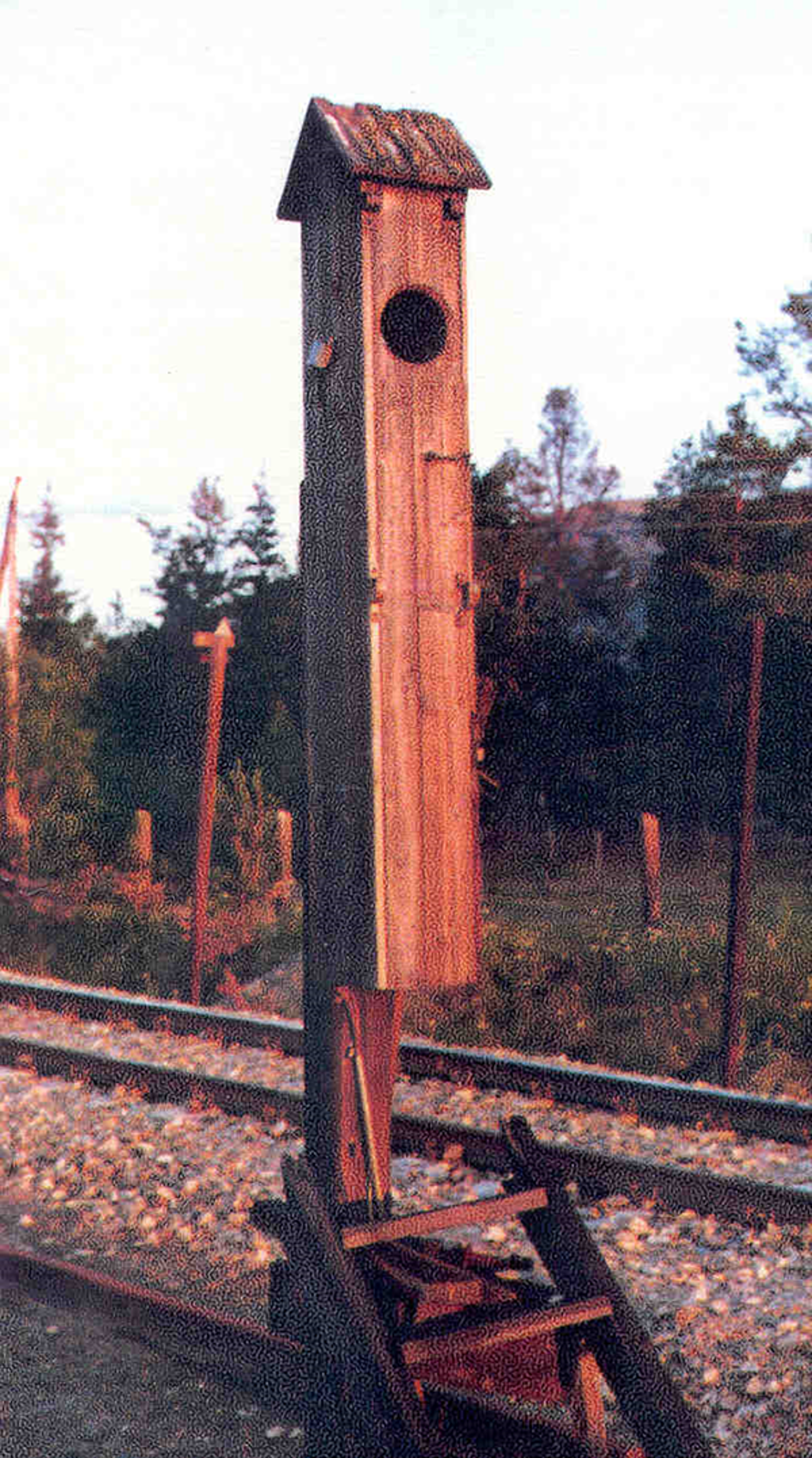 Tidligere innkjørsignal ved Lesjaverk stasjon brukt med flagg om dagen og lykt om natten.
