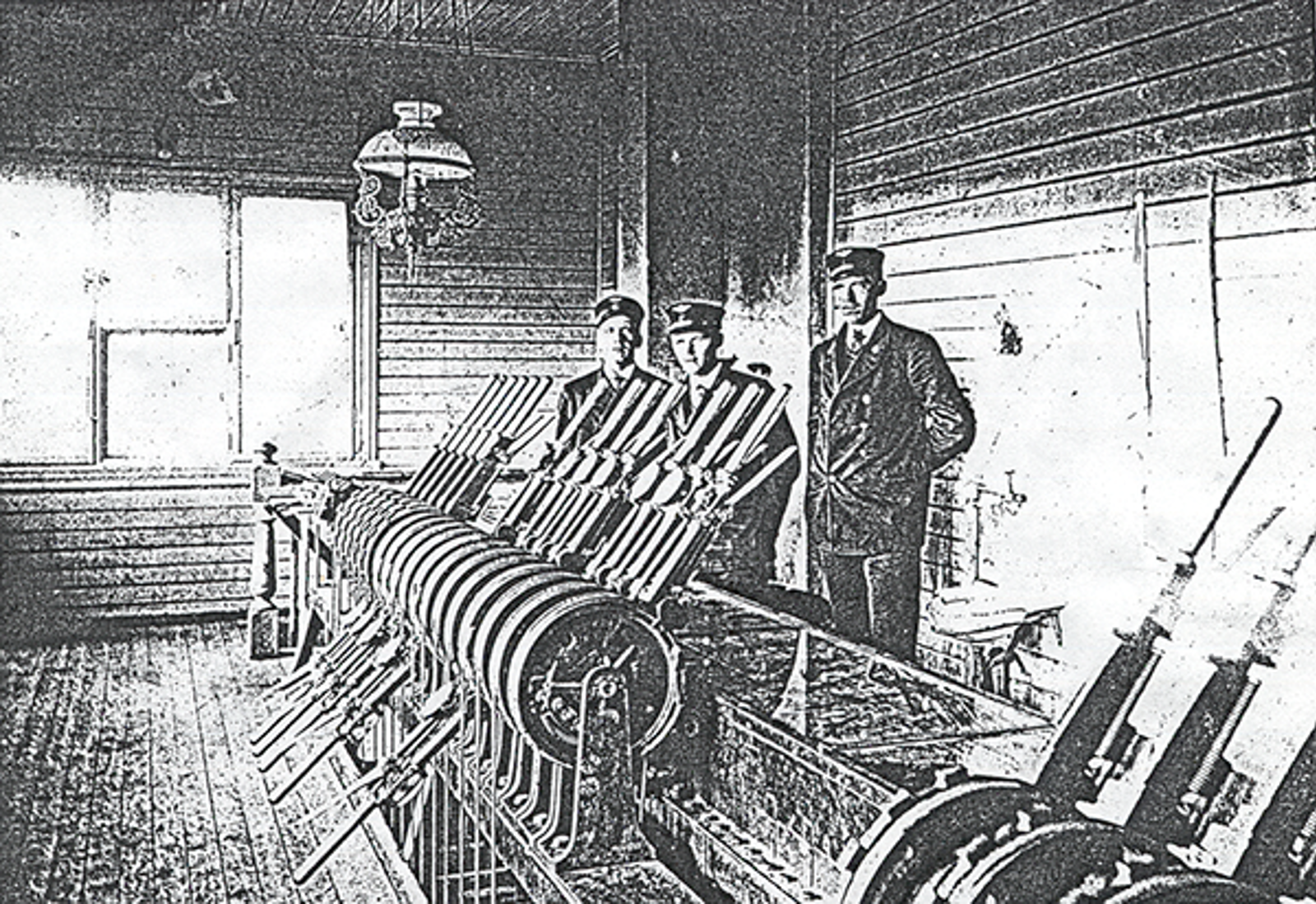 Tre jernbanefunksjonærer ved mekanisk stillverk med spaker på Loenga stasjon.