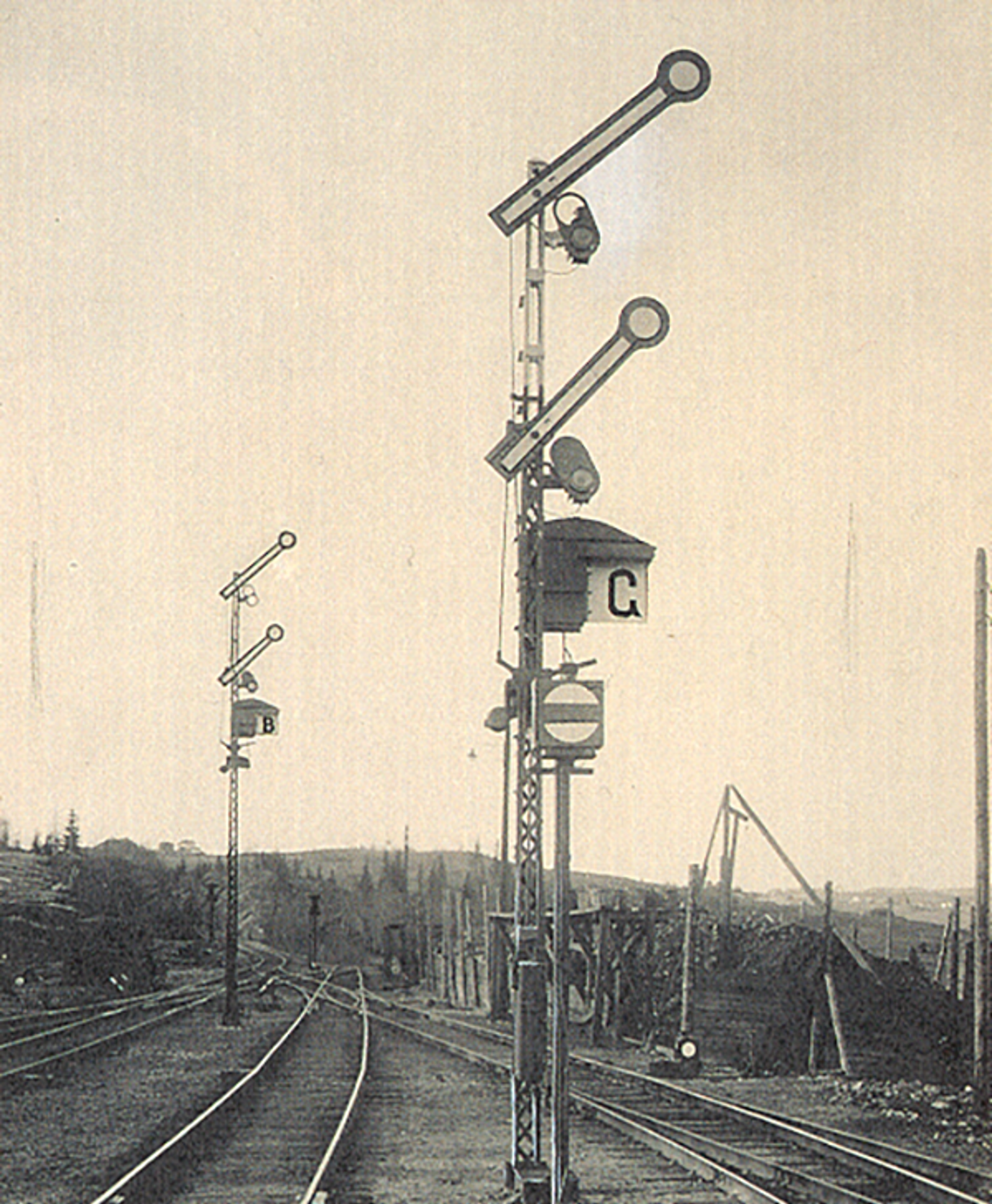 Tre semafor-signaler på Roa stasjon med merking for spor A, B og C.