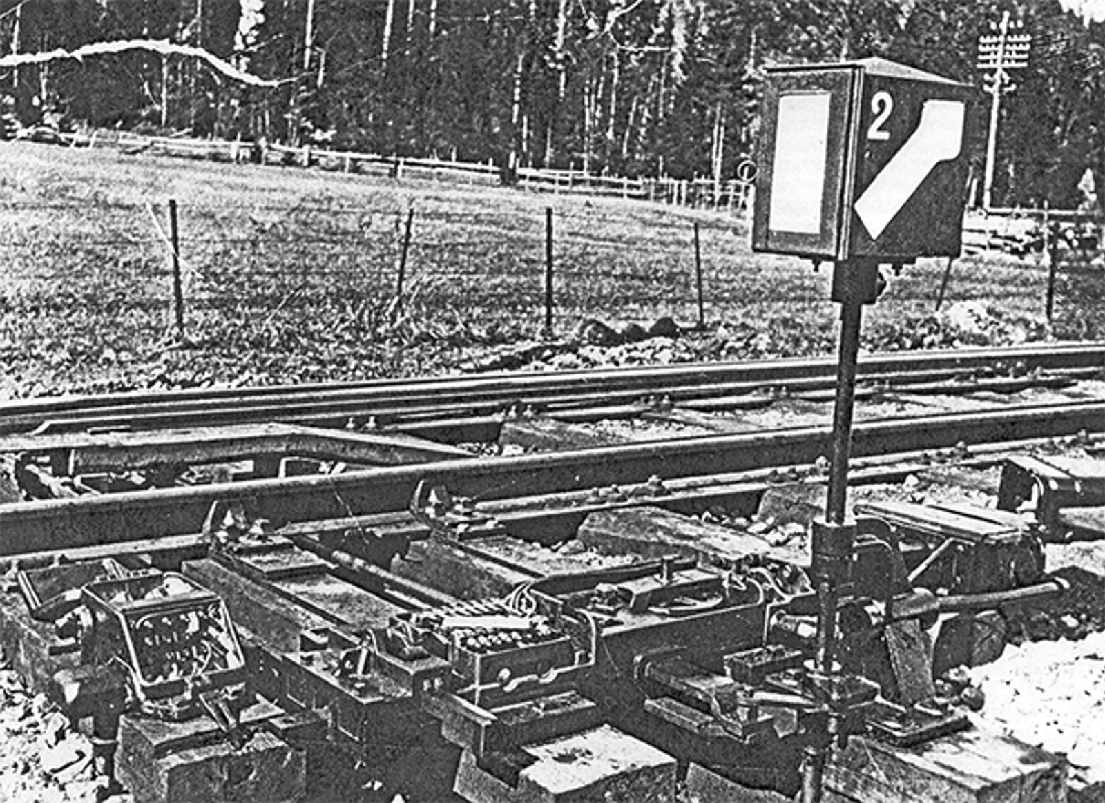 Drivmaskin på sporet ved Såner stasjon med tilhørende mekaniske koblinger.