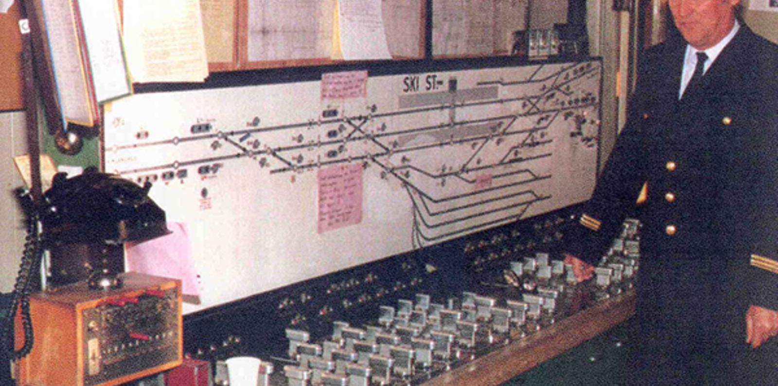 Togekspeditør ved elektromekanisk stillverk med planskisse for Ski stasjon.