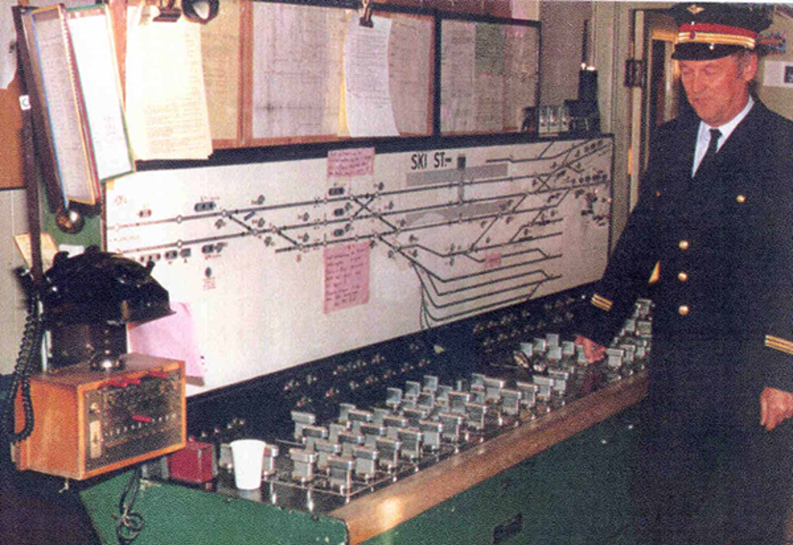 Togekspeditør ved elektromekanisk stillverk med planskisse for Ski stasjon.
