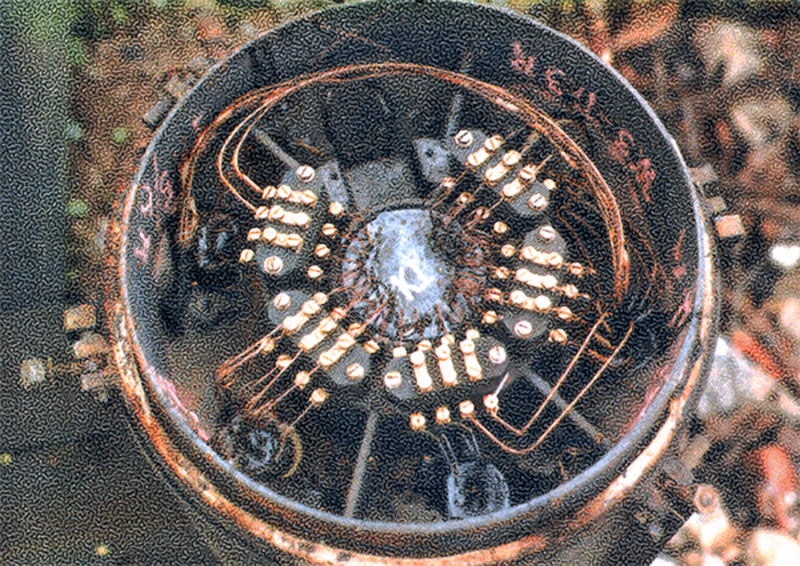 Koblingsgryte med elektriske komponenter brukt i eldre elektriske sikringsanlegg.