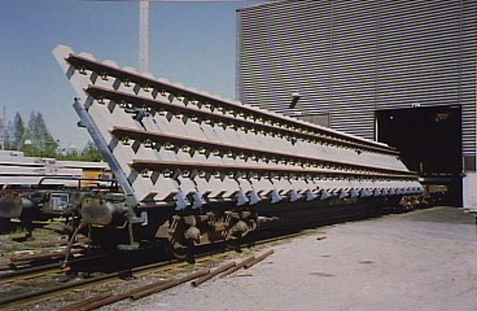 Spesialvogn med sporveksel i vippet stilling, klar for transport fra verksted til innleggingssted.