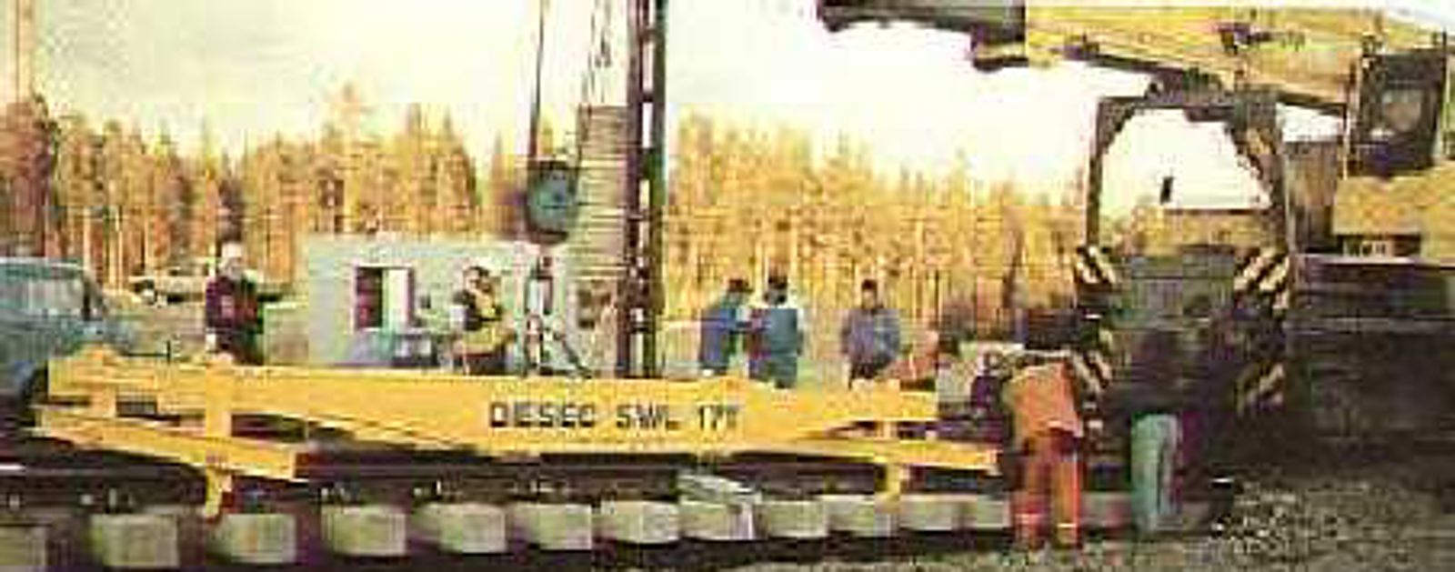 Mobilkran løfter sporveksel med spesialutstyr under innlegging på klargjort sporunderlag.