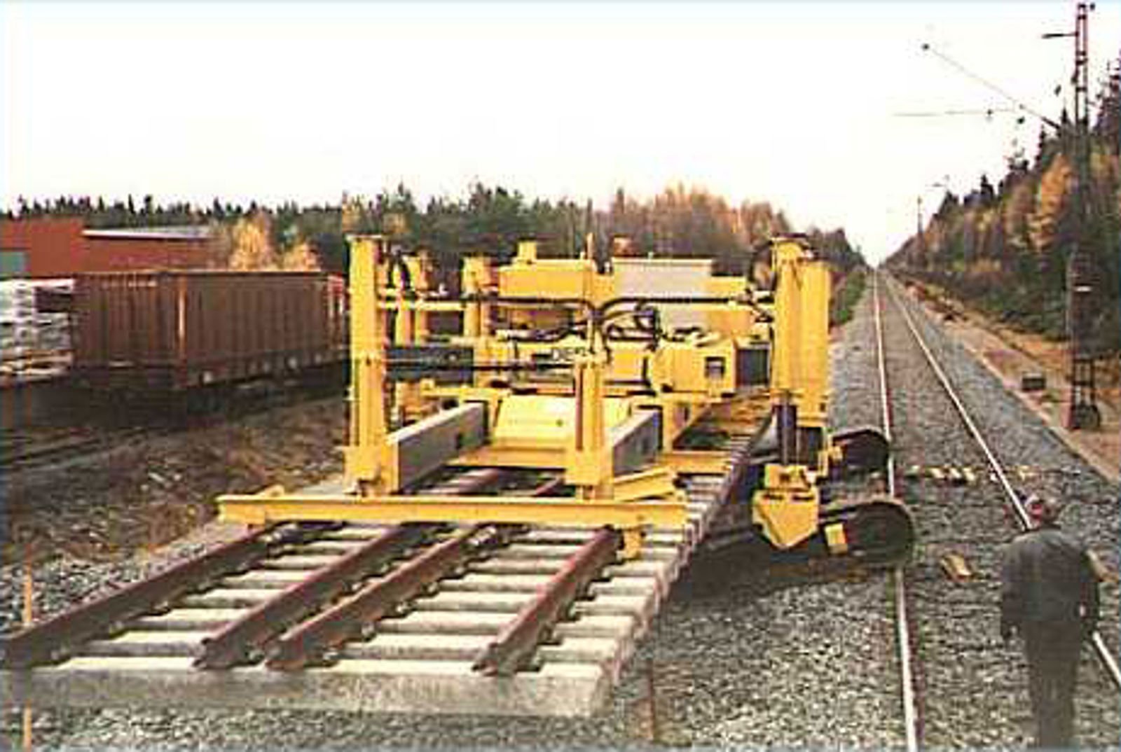 DESEC Tracklayer legger inn sporveksel på fri linje med sviller som beskytter skinnene.