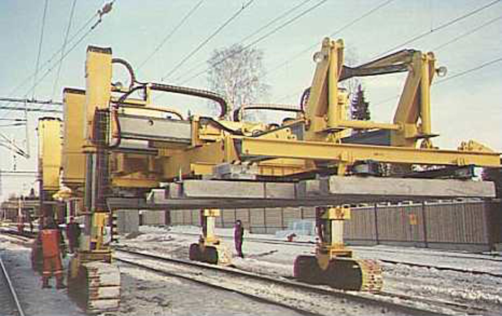 DESEC Tracklayer legger inn sporveksel på stasjonsområde under kontaktledninger.