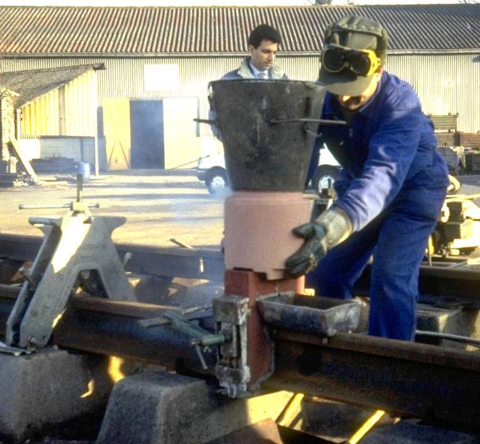 Engangsdigel fra Railtech med filtersystem for å redusere støv og avgasser ved sveising.