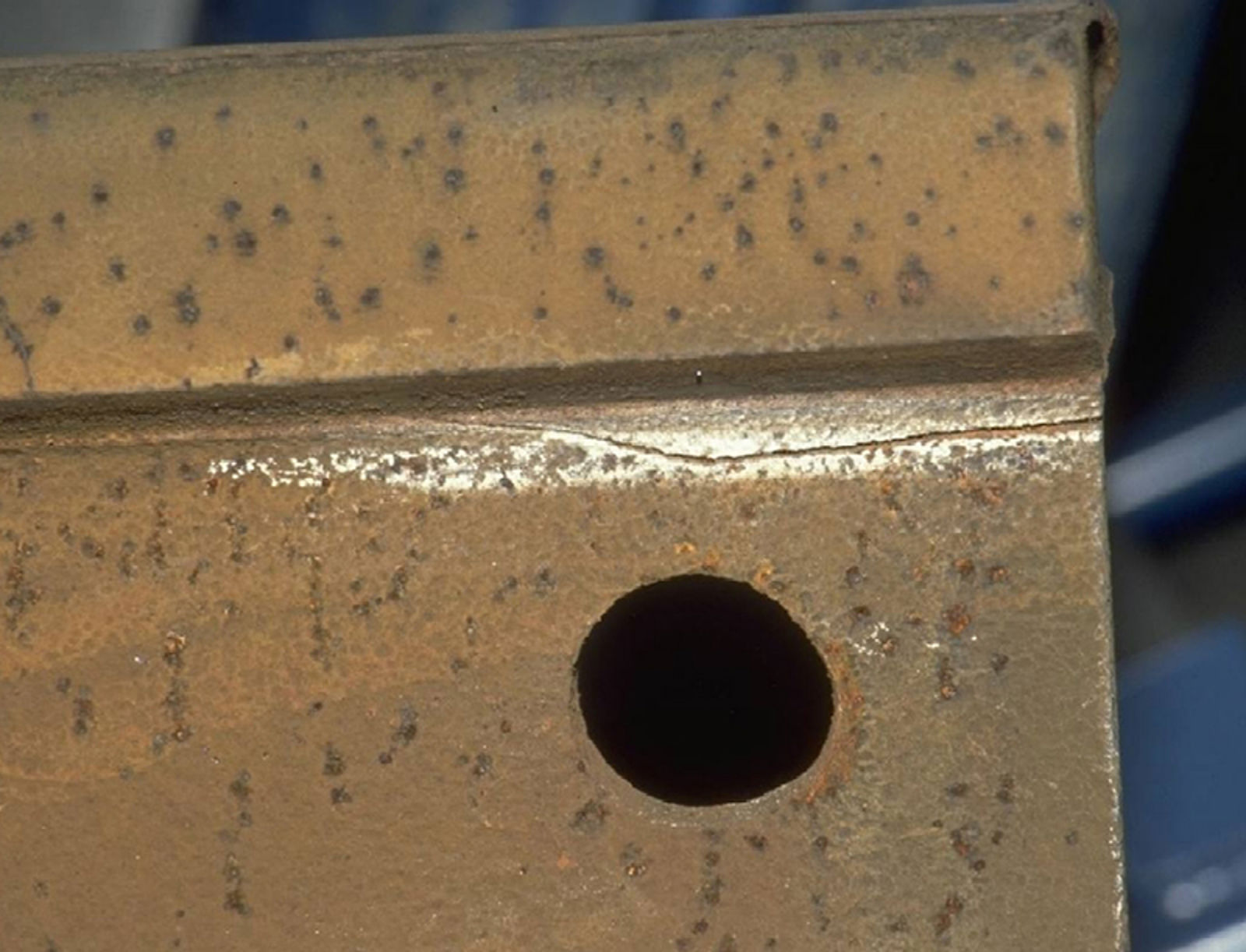 Sprekk i skinnesteg utløst fra mikroriss etter skjærebrenning, kan føre til skinnebrudd.