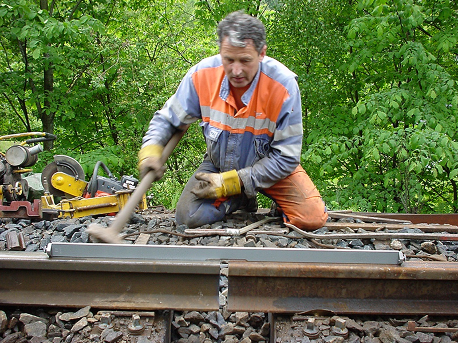 Arbeider utfører oppretting av skinner før sveising for å sikre riktig skjøtegeometri.