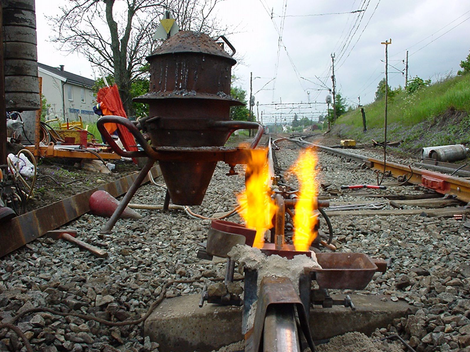 Forvarming av skinneender ved aluminiotermisk sveising med propanflammer for jevn oppvarming.