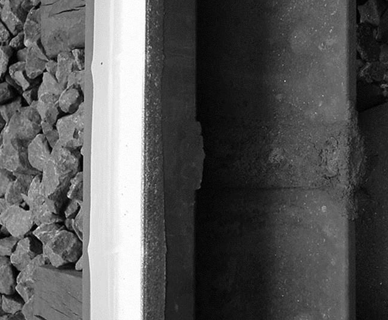 Hardhetsvariasjoner på kjøreflaten til en sveis, med risiko for ujevn slitasje og slag.