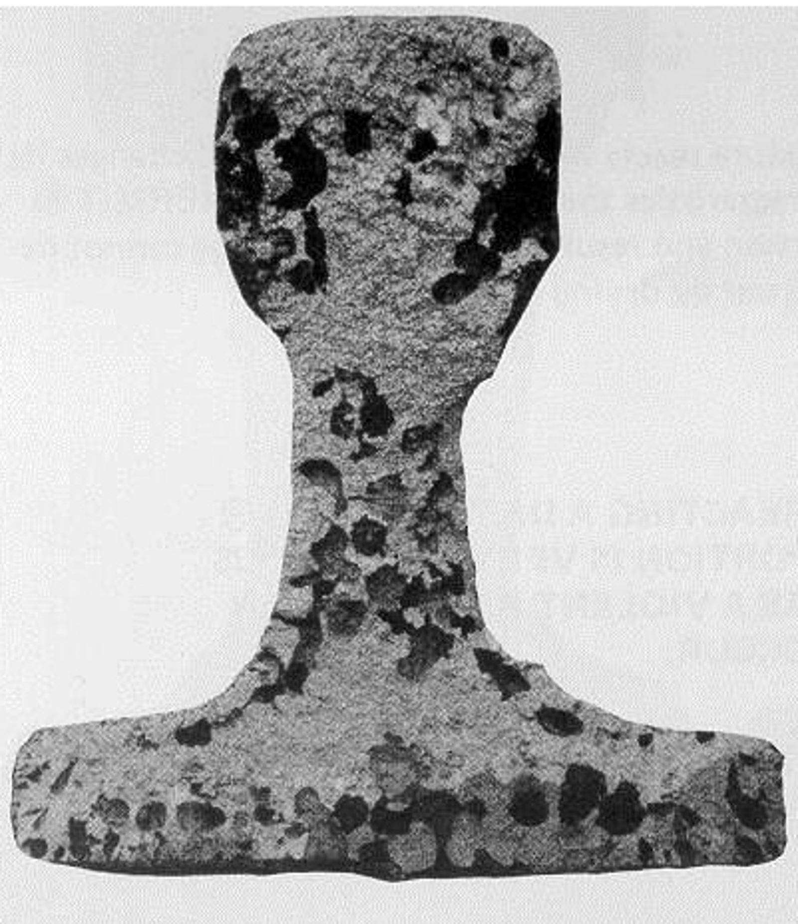 Tverrsnitt av sveis med porer forårsaket av fukt i digelen.