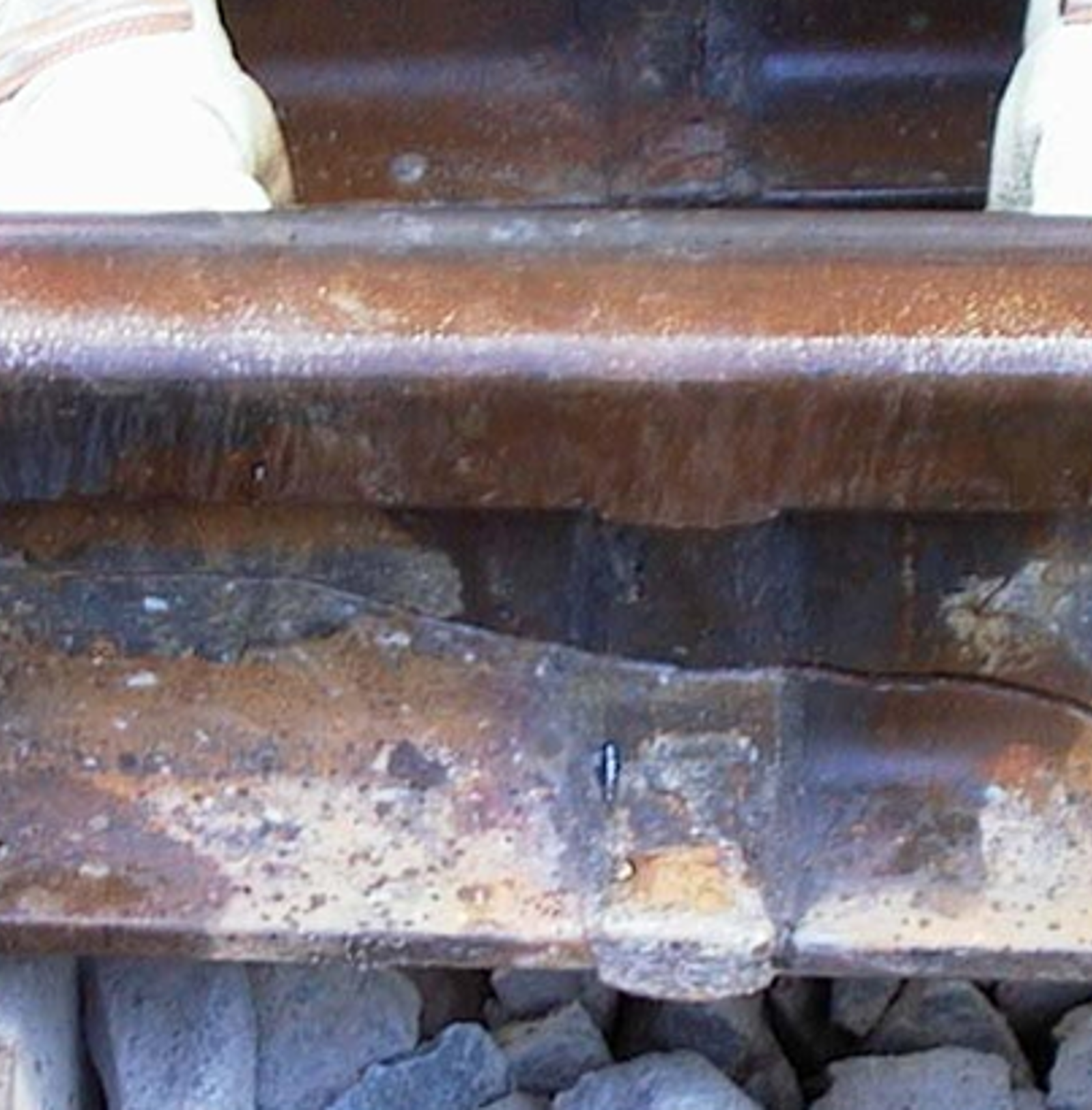 Langsgående kaldsprekk i aluminiotermisk sveis.