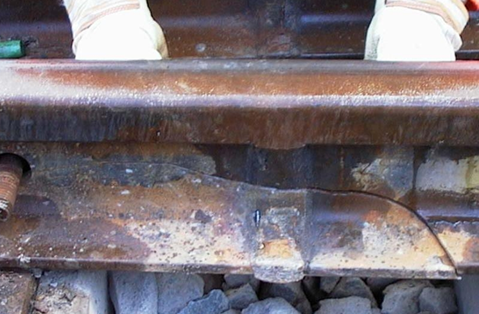 Langsgående kaldsprekk i aluminiotermisk sveis.