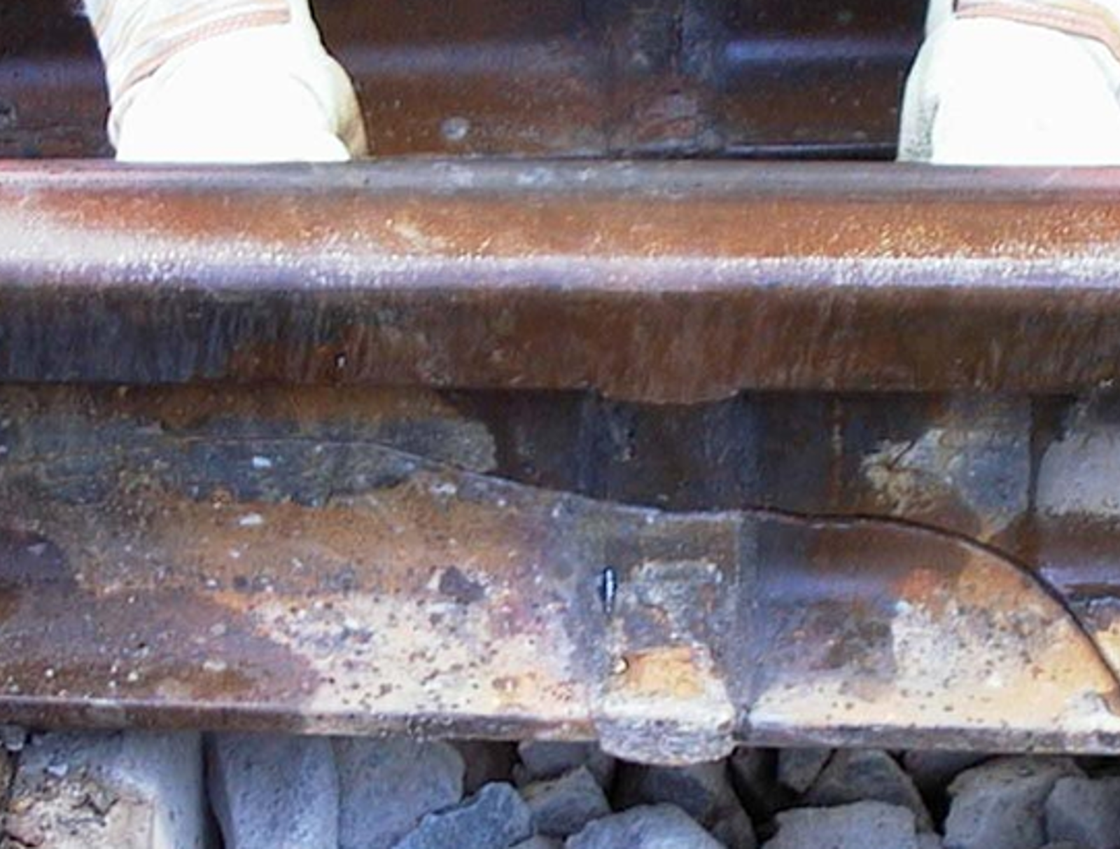 Langsgående kaldsprekk i aluminiotermisk sveis.