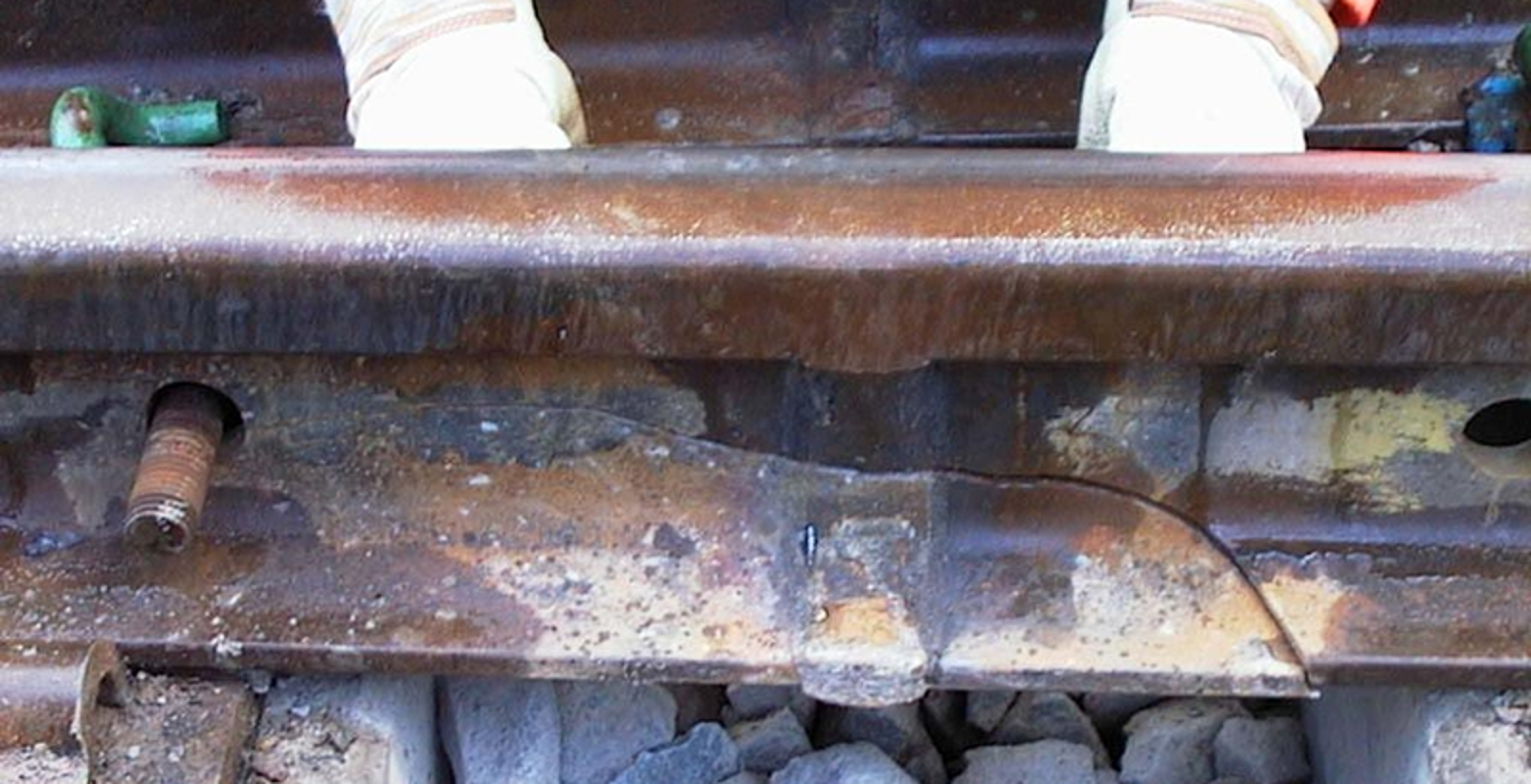 Langsgående kaldsprekk i aluminiotermisk sveis.