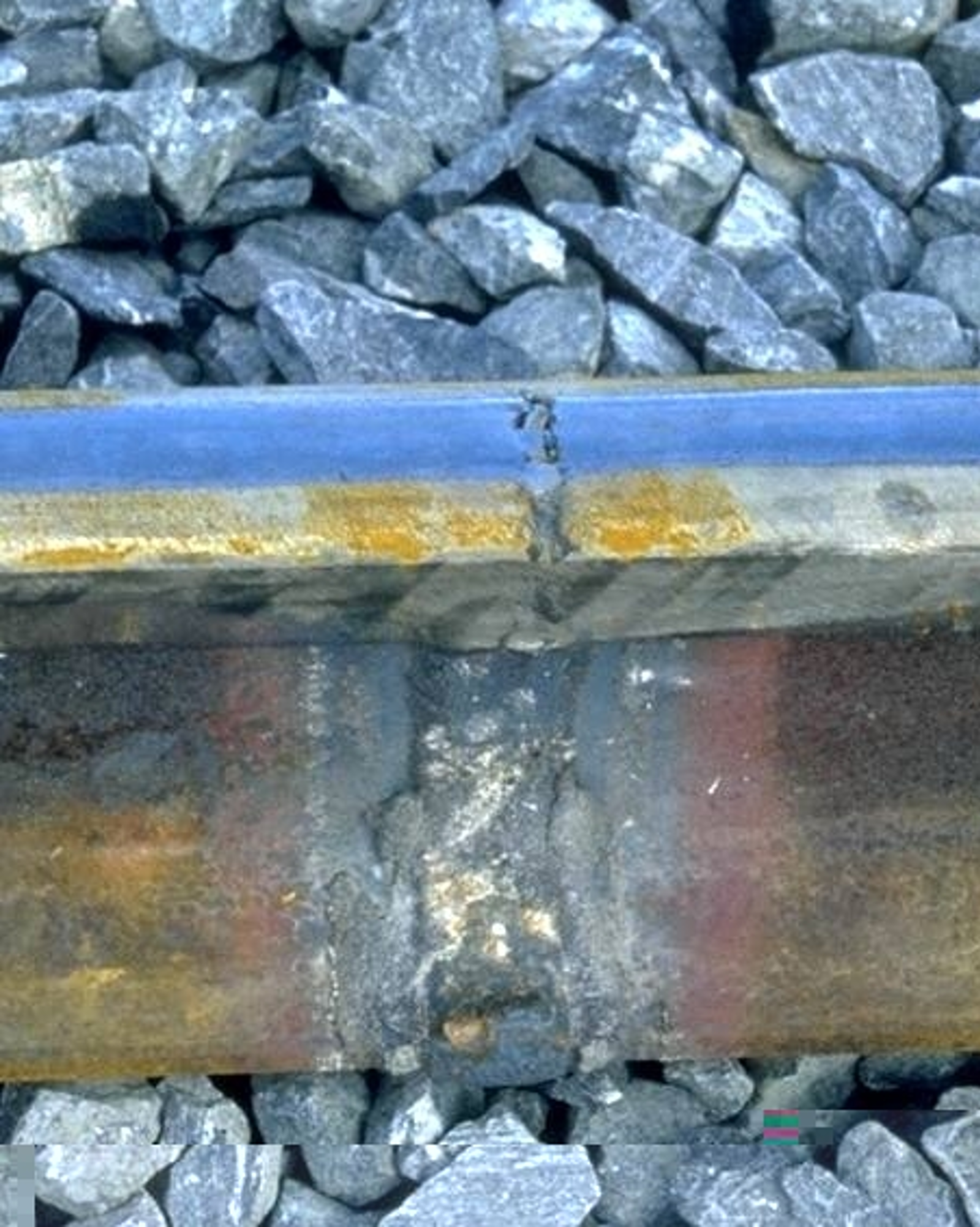 Avrivningssår på skinnehodets kjøreflate etter feilaktig vulstfjerning.