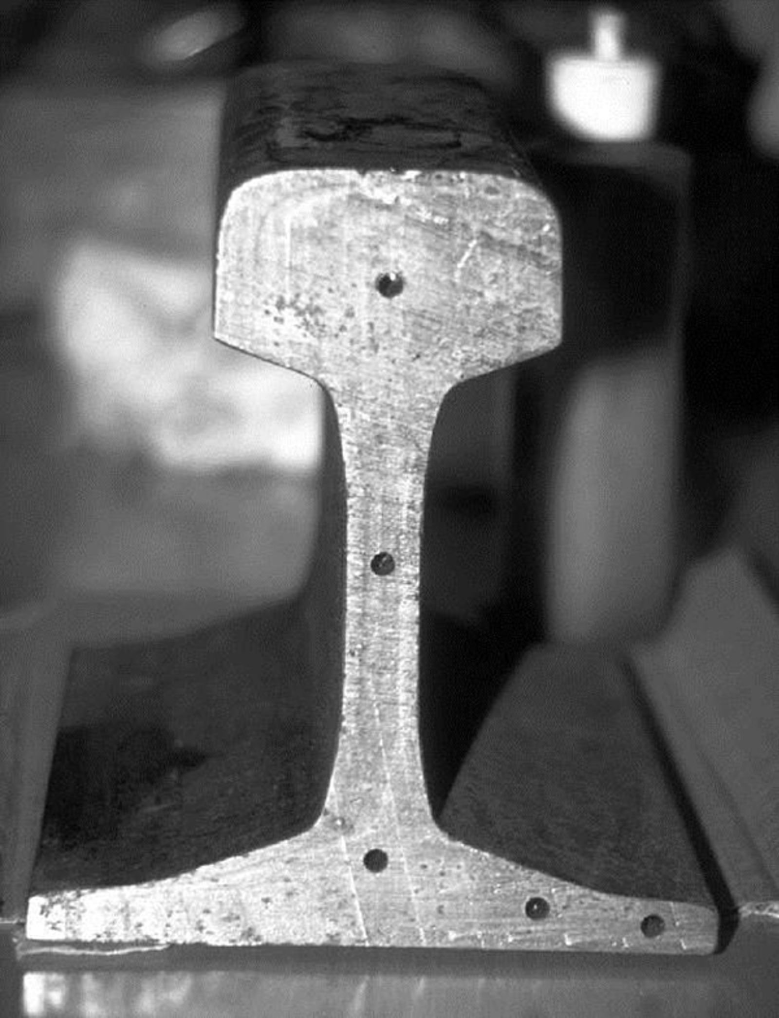 Bilde av referanseskinne med kalibreringshull for ultralydtesting.