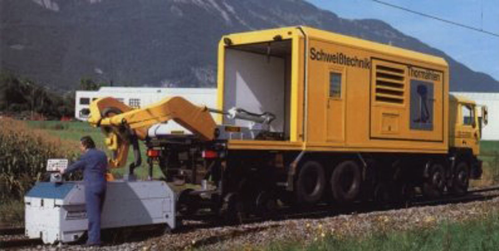 Skinne- og veigående kjøretøy med sveisehode fra Railtech Schlatter.