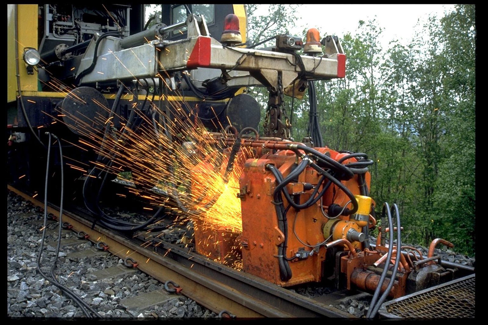 Sveising med K355 APT mens skinnene ligger løst midt i sporet.