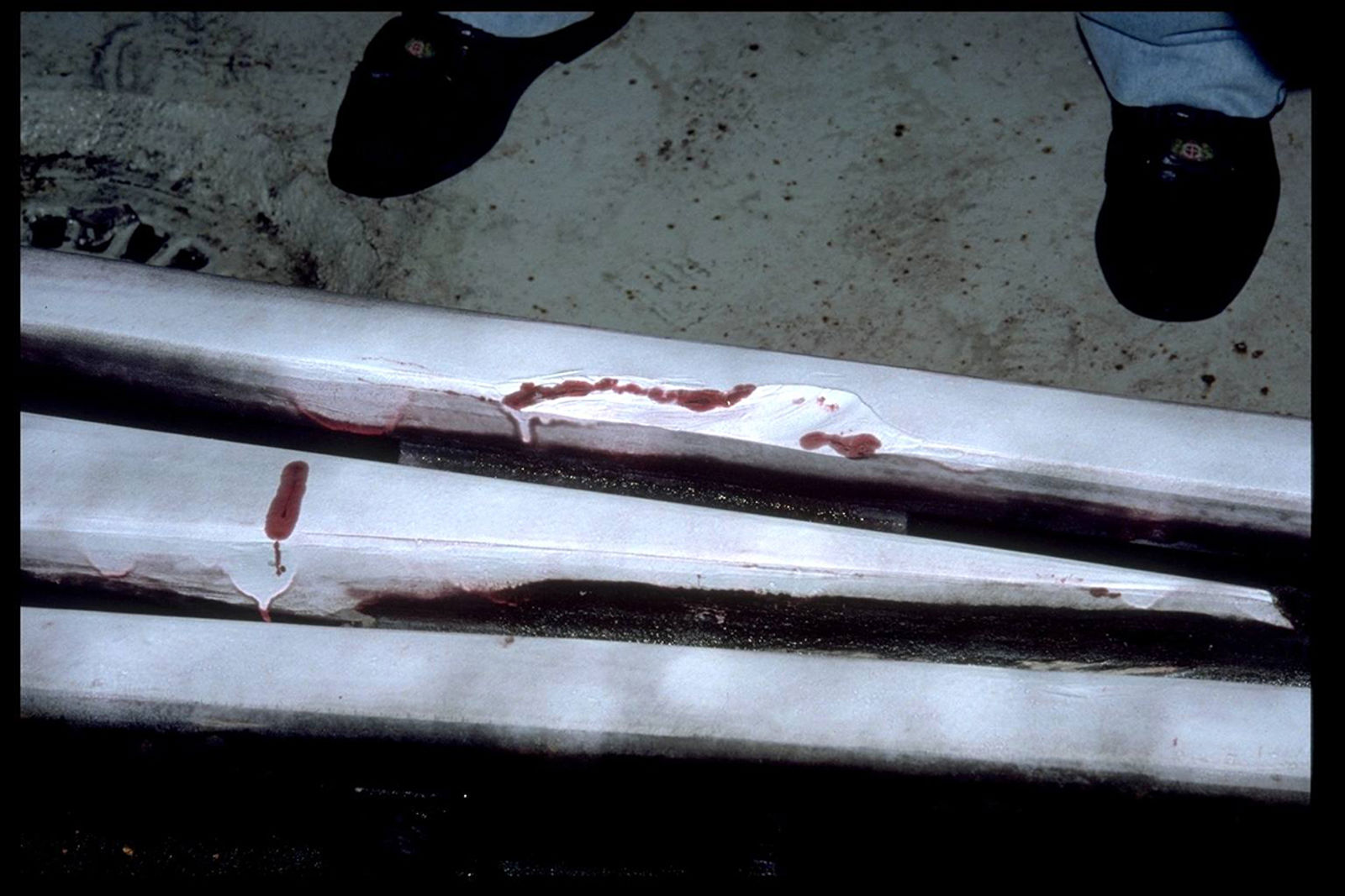 Sprekker i skinnekryss visualisert med penetrerende væske for inspeksjon.