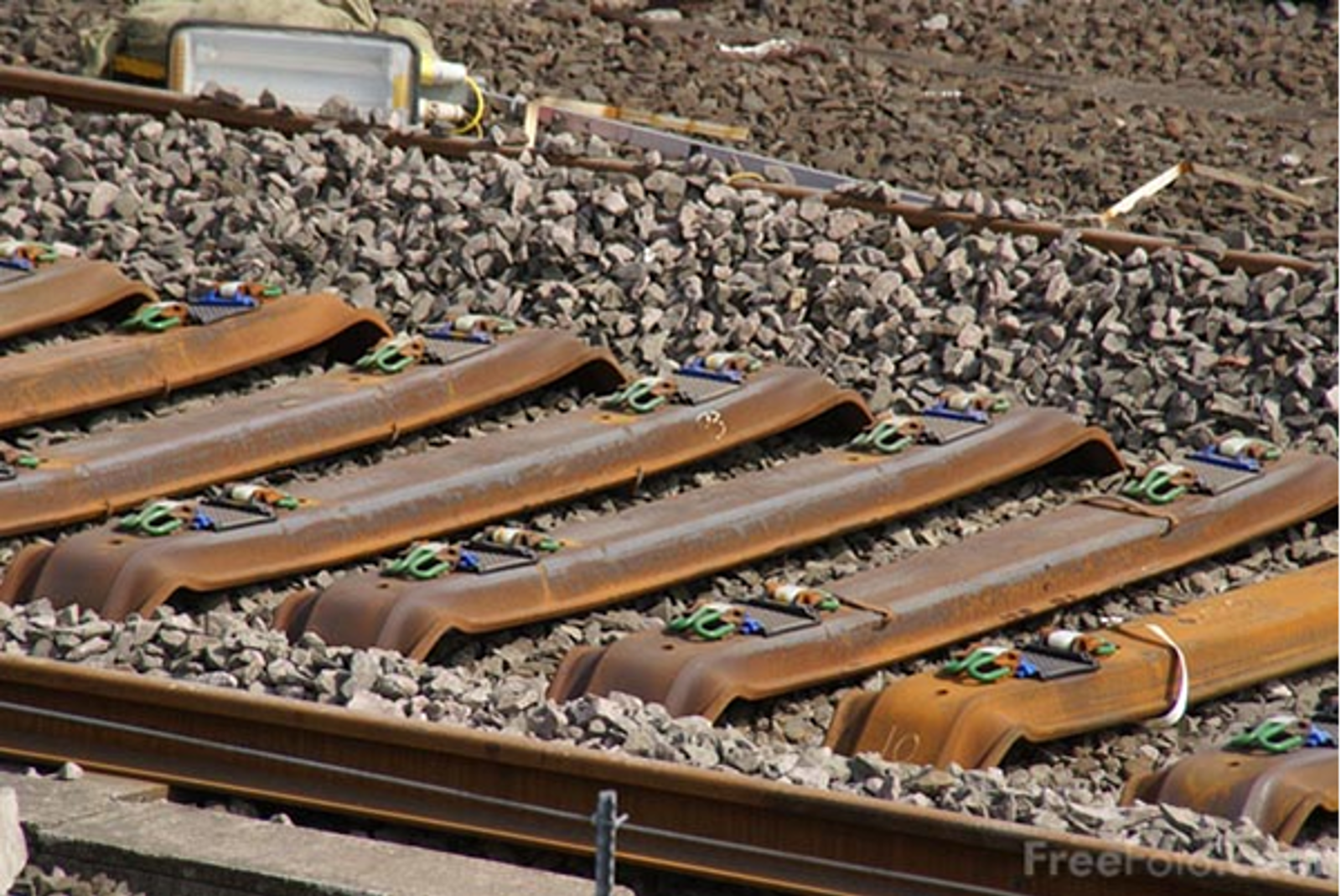 Jernbanespor med stålsviller under bygging.