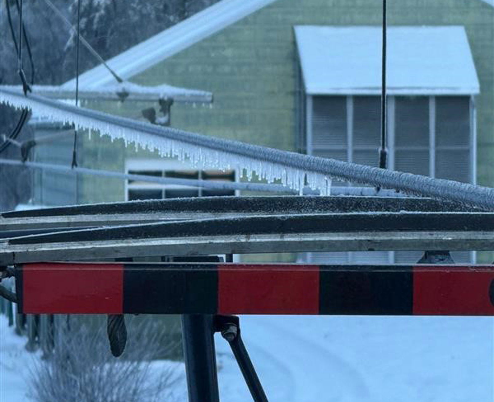 Tykk is på kontaktledning, sett fra arbeidsvogn ved Leivoll på Sørlandsbanen.