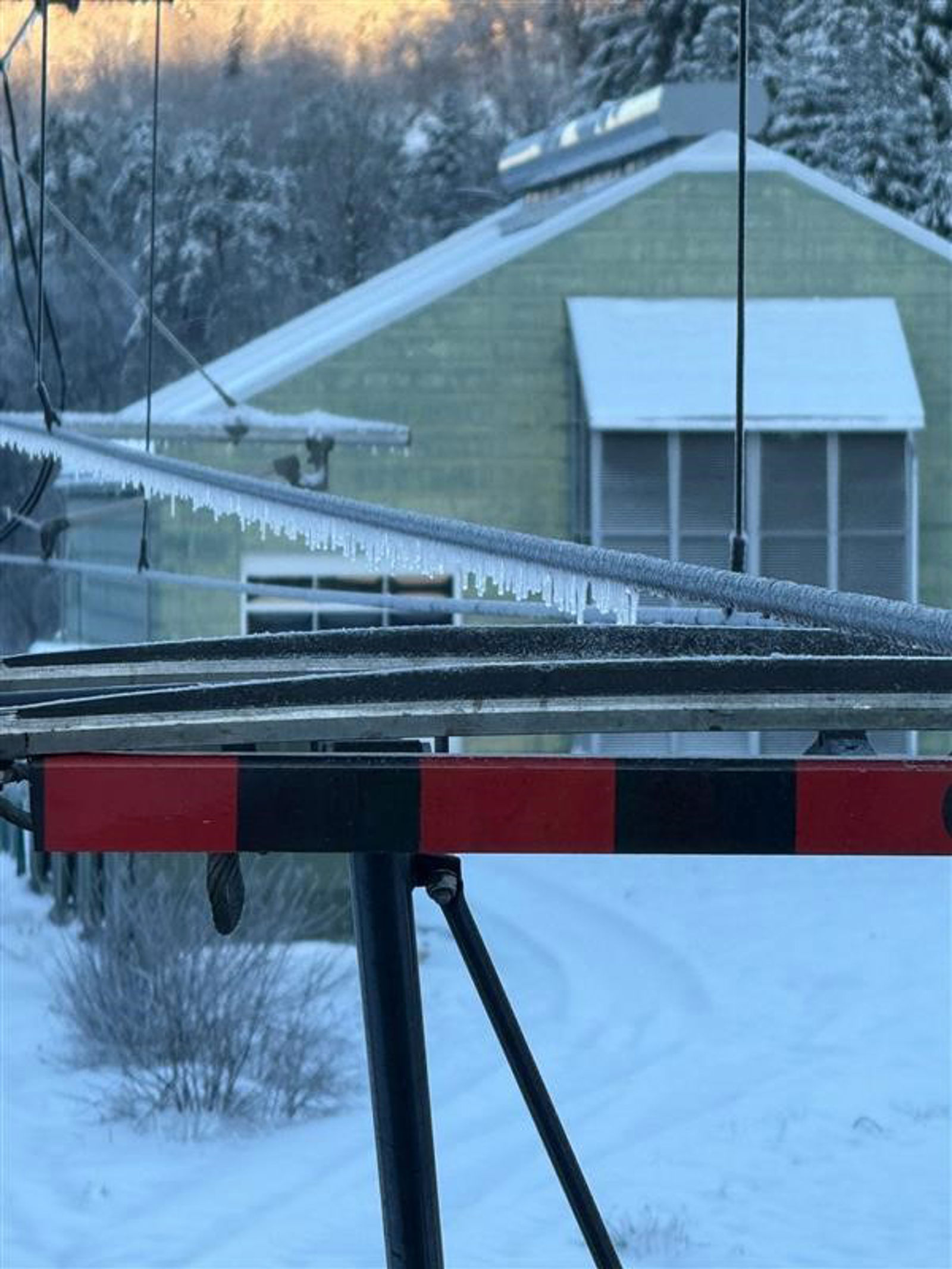 Tykk is på kontaktledning, sett fra arbeidsvogn ved Leivoll på Sørlandsbanen.