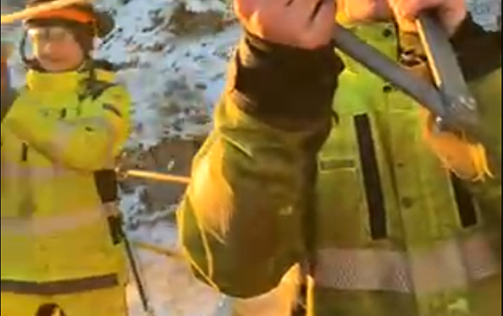 Mannskap skraper is fra kontaktledning manuelt med improvisert verktøy fra arbeidsvogn.
