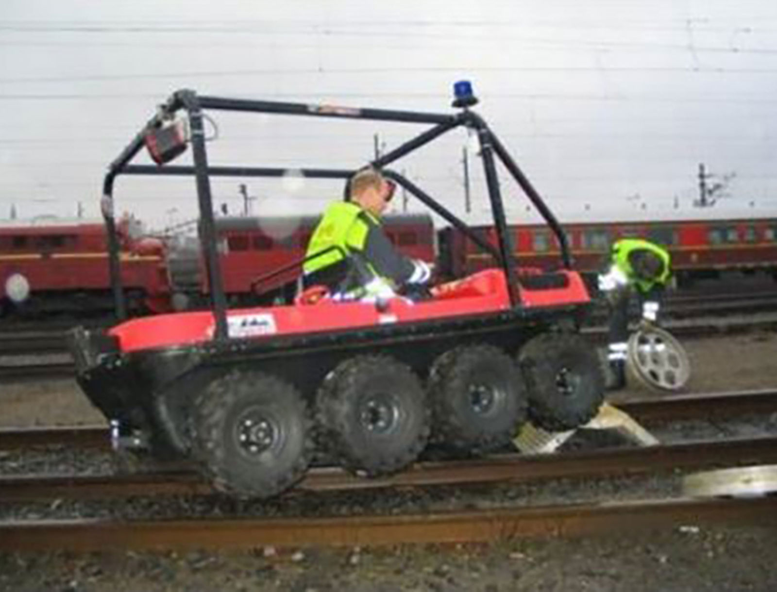 ATV for redningsinnsats i jernbanetunneler, utstyrt for skinnegang.