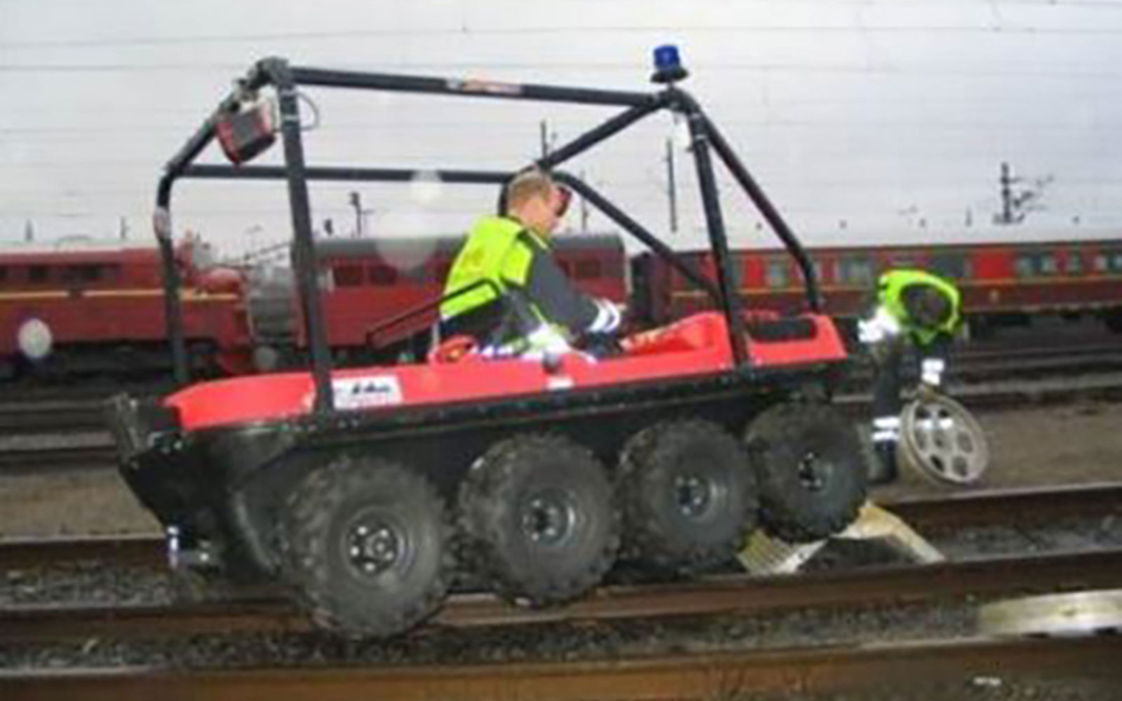 ATV for redningsinnsats i jernbanetunneler, utstyrt for skinnegang.