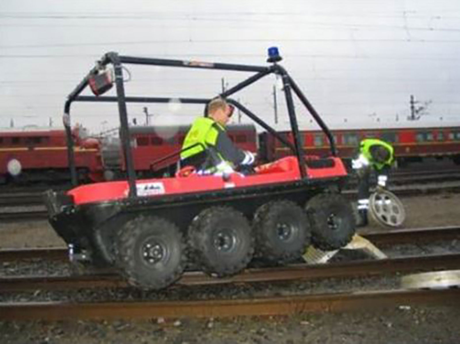 ATV for redningsinnsats i jernbanetunneler, utstyrt for skinnegang.