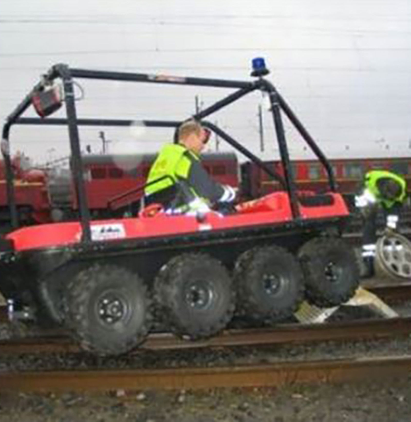 ATV for redningsinnsats i jernbanetunneler, utstyrt for skinnegang.