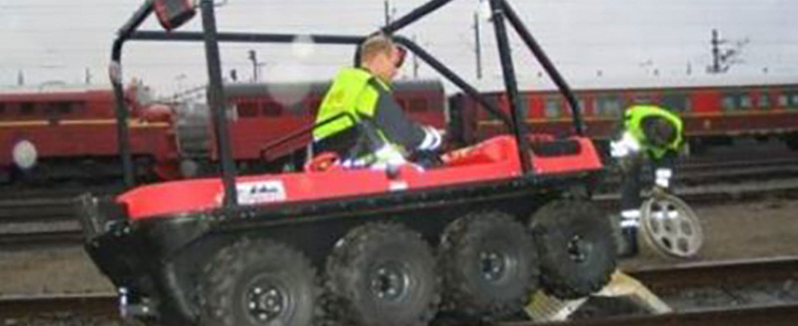 ATV for redningsinnsats i jernbanetunneler, utstyrt for skinnegang.