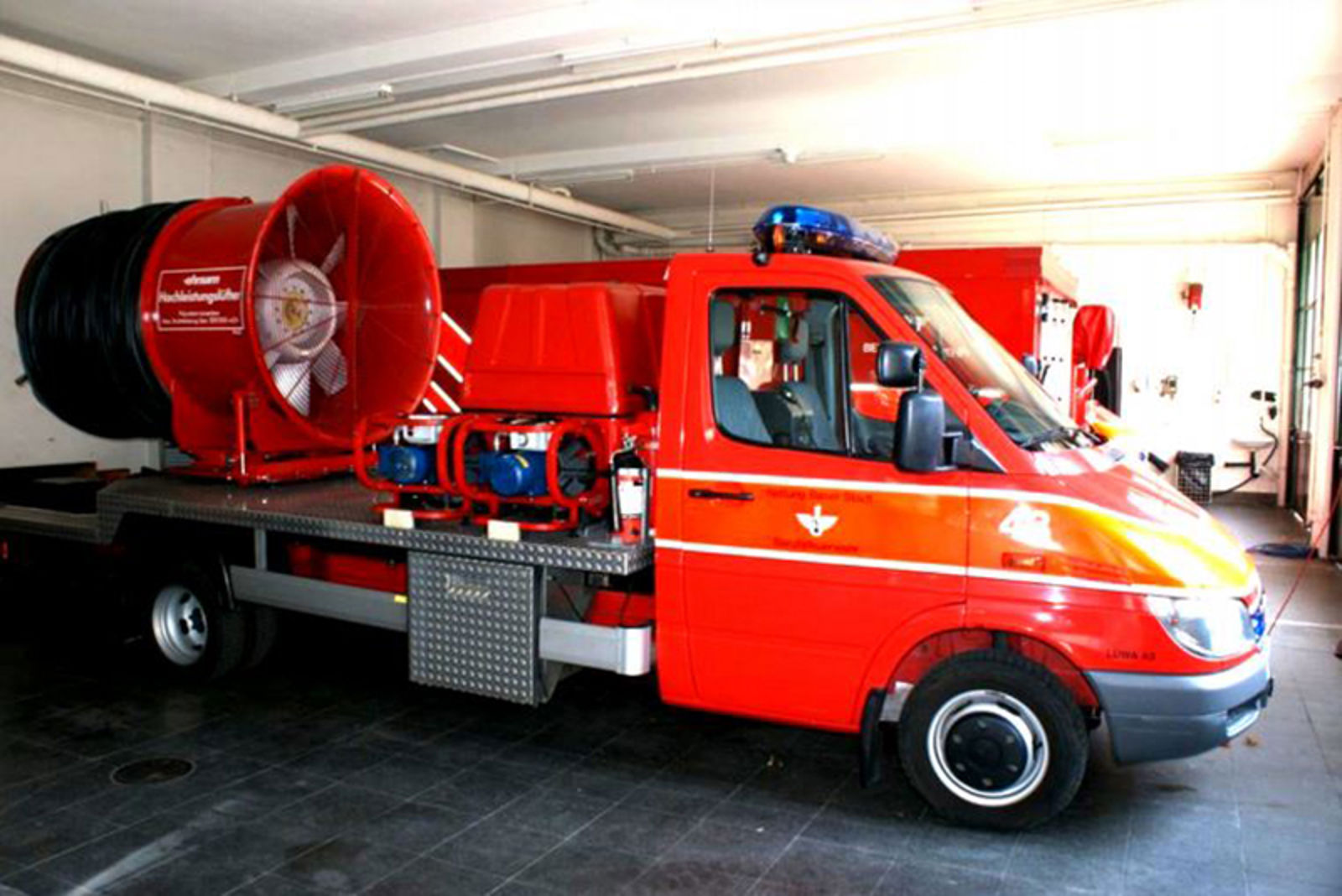 Rød utrykningsbil med stor vifte påmontert for innsats i tunneler.