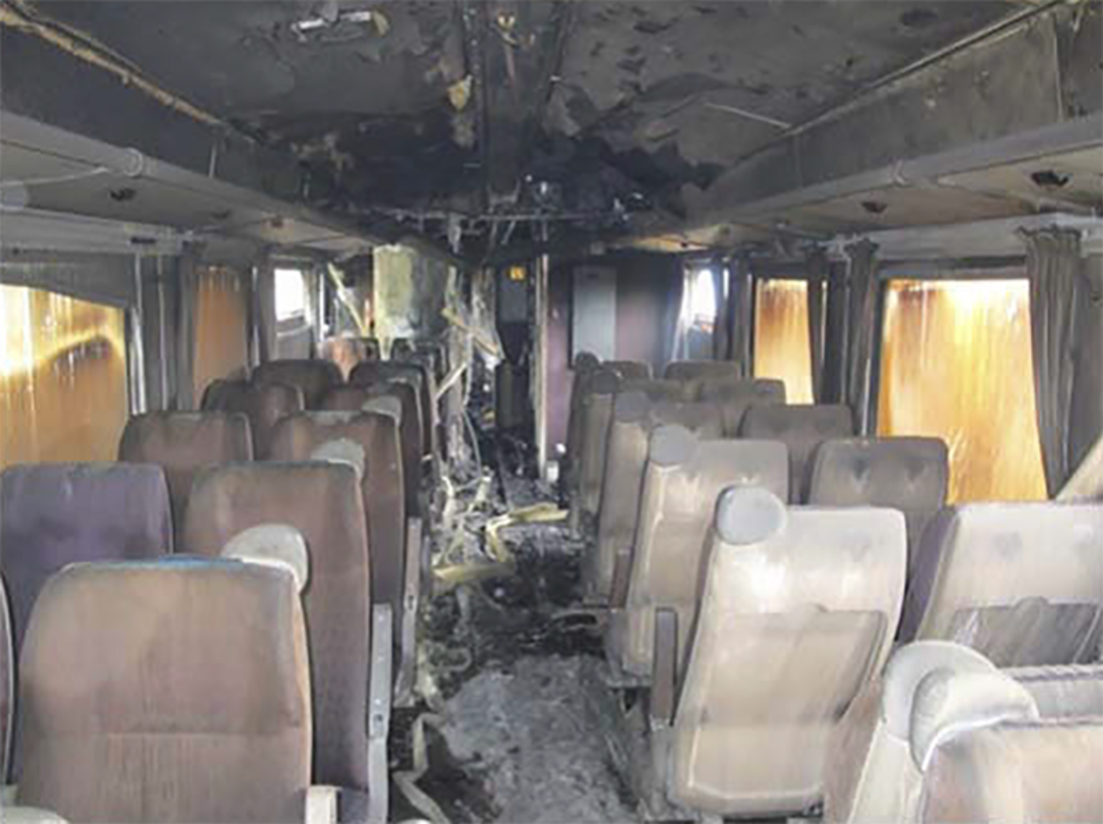 Interiørskader i tog etter brann.