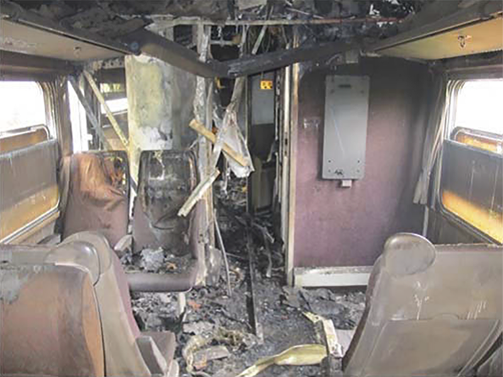 Interiørskader i tog etter brann.