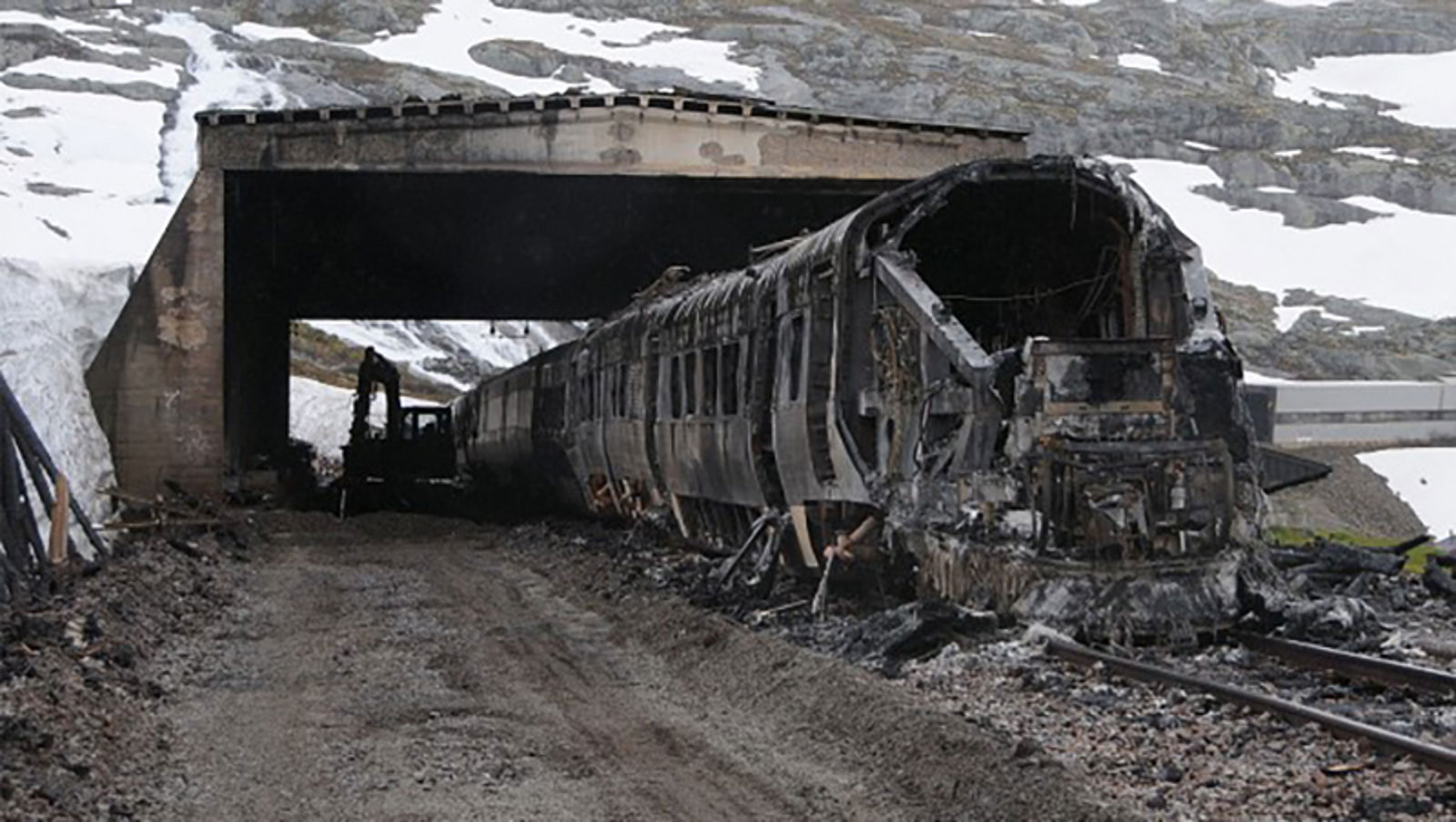Brannskadet tog ved Hallingskeid stasjon etter brann i snøoverbygg.