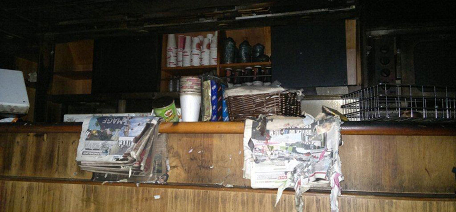 Interiør i vogn beskyttet av betongdel, uten alvorlige brannskader.