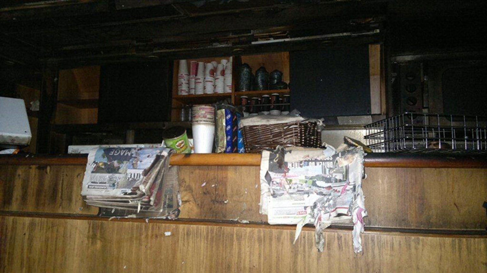 Interiør i vogn beskyttet av betongdel, uten alvorlige brannskader.