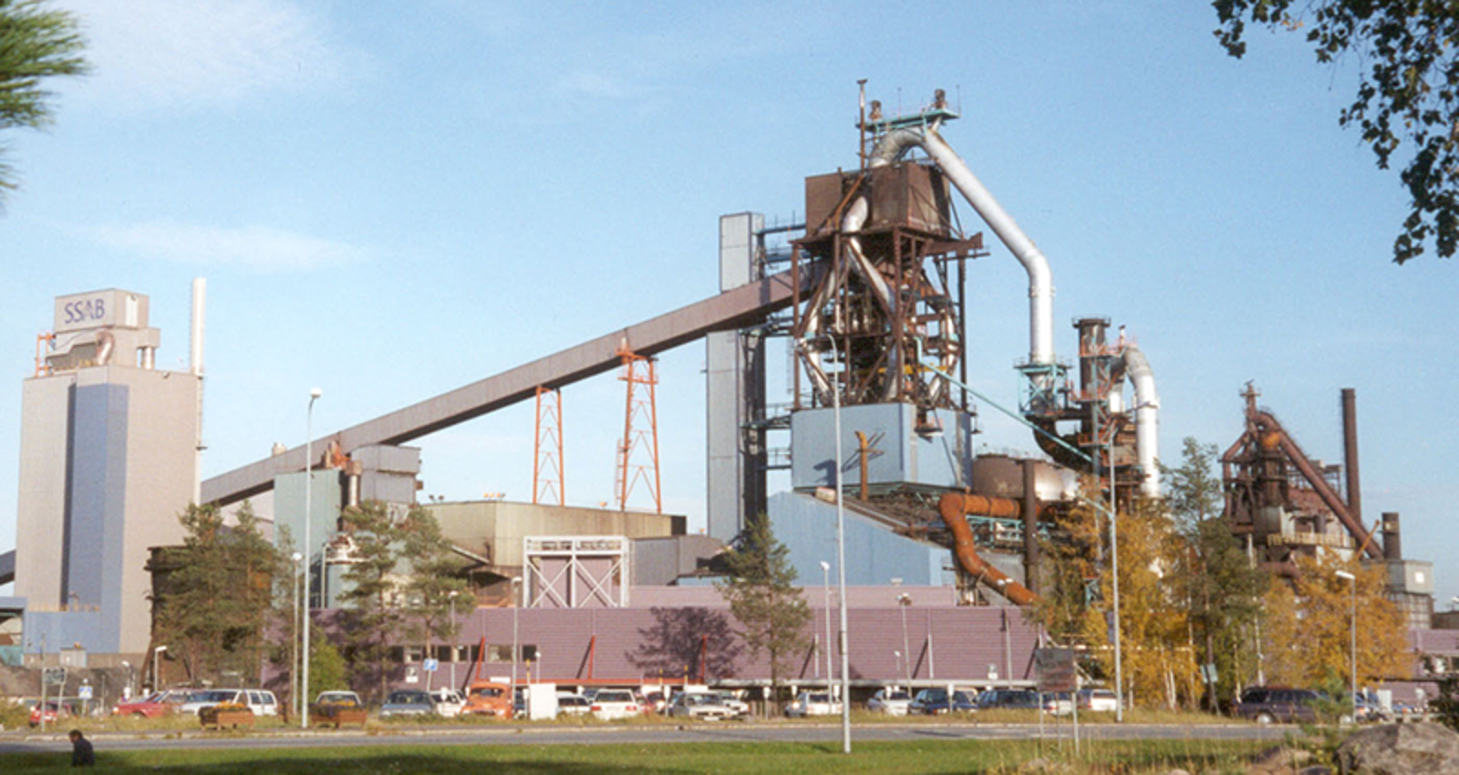 Stålverk med masovn og tilhørende industrianlegg.