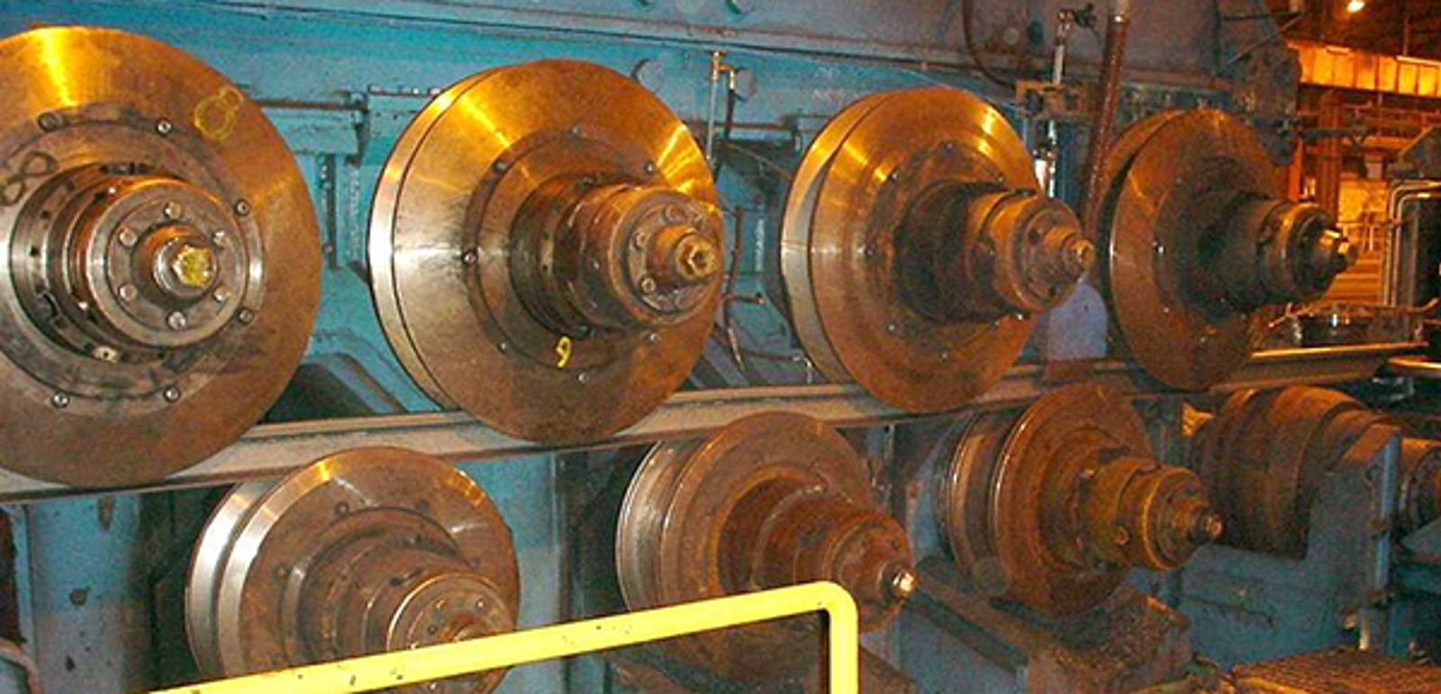 Rullerettemaskin med store valseskiver for retting av skinner.