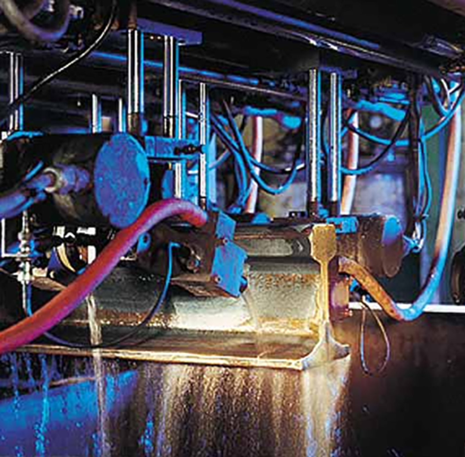 Fotografi av ultralydkontroll av skinner i valseverk, med sonder og høytrykksspyling.